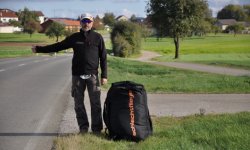 Dieser Tramper hat nicht seinen Führerschein abgeben müssen, er zieht auch nicht zu Hause aus, nein: Es ist ein Gleitschirm-Streckenflieger auf dem Heimweg.
